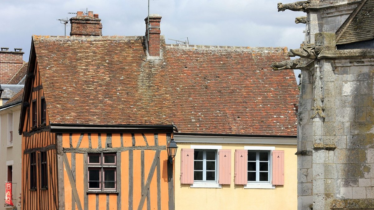 Maisons à colombages typiques d'un quartier résidentiel français - Quartiers de Voiron